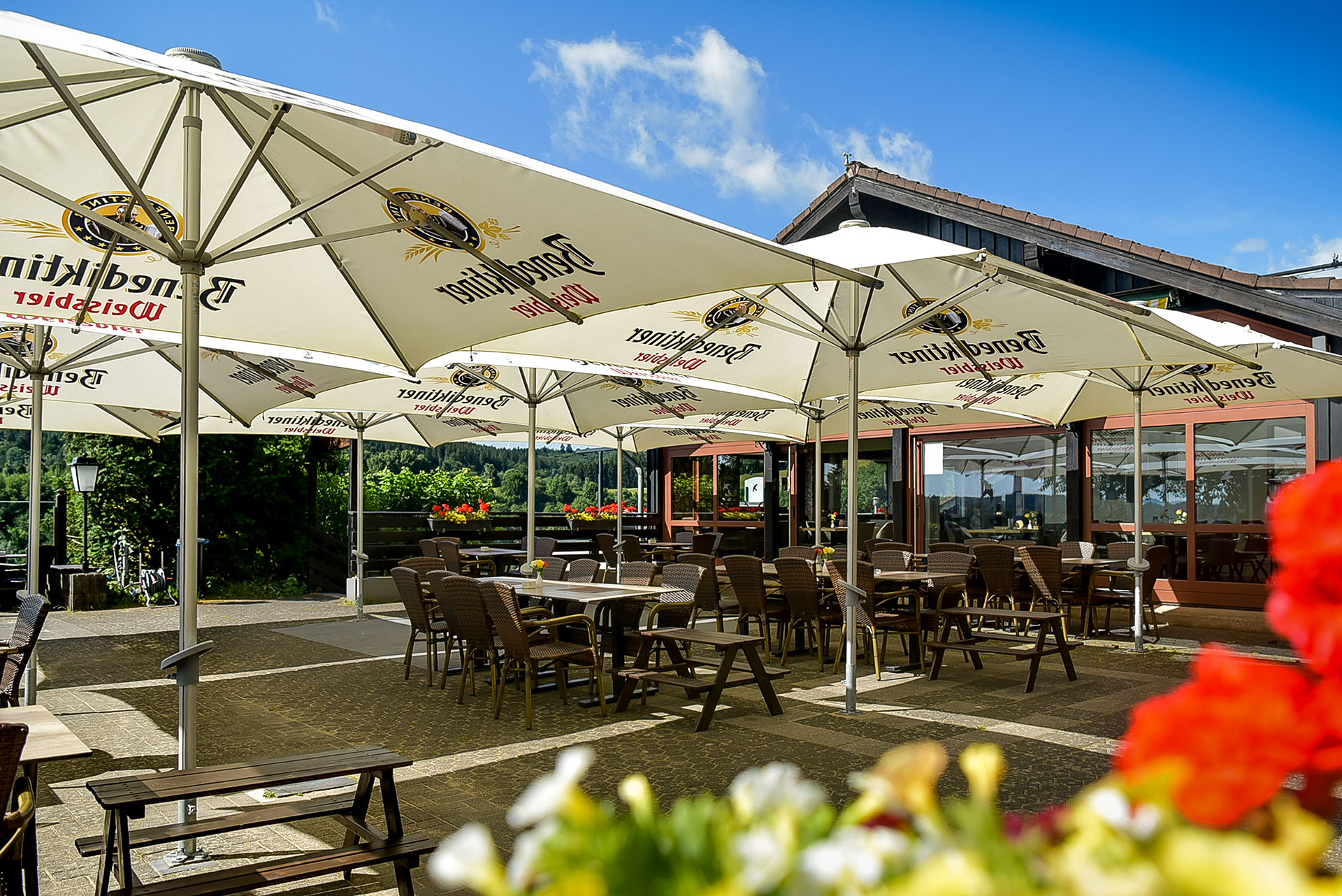 EKS_Restaurant_Ambiente_Tische_Schirme